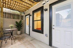 Outdoor dining - Modern 2BR DC Stay near Union Market, NoMa & H Street (Washington)