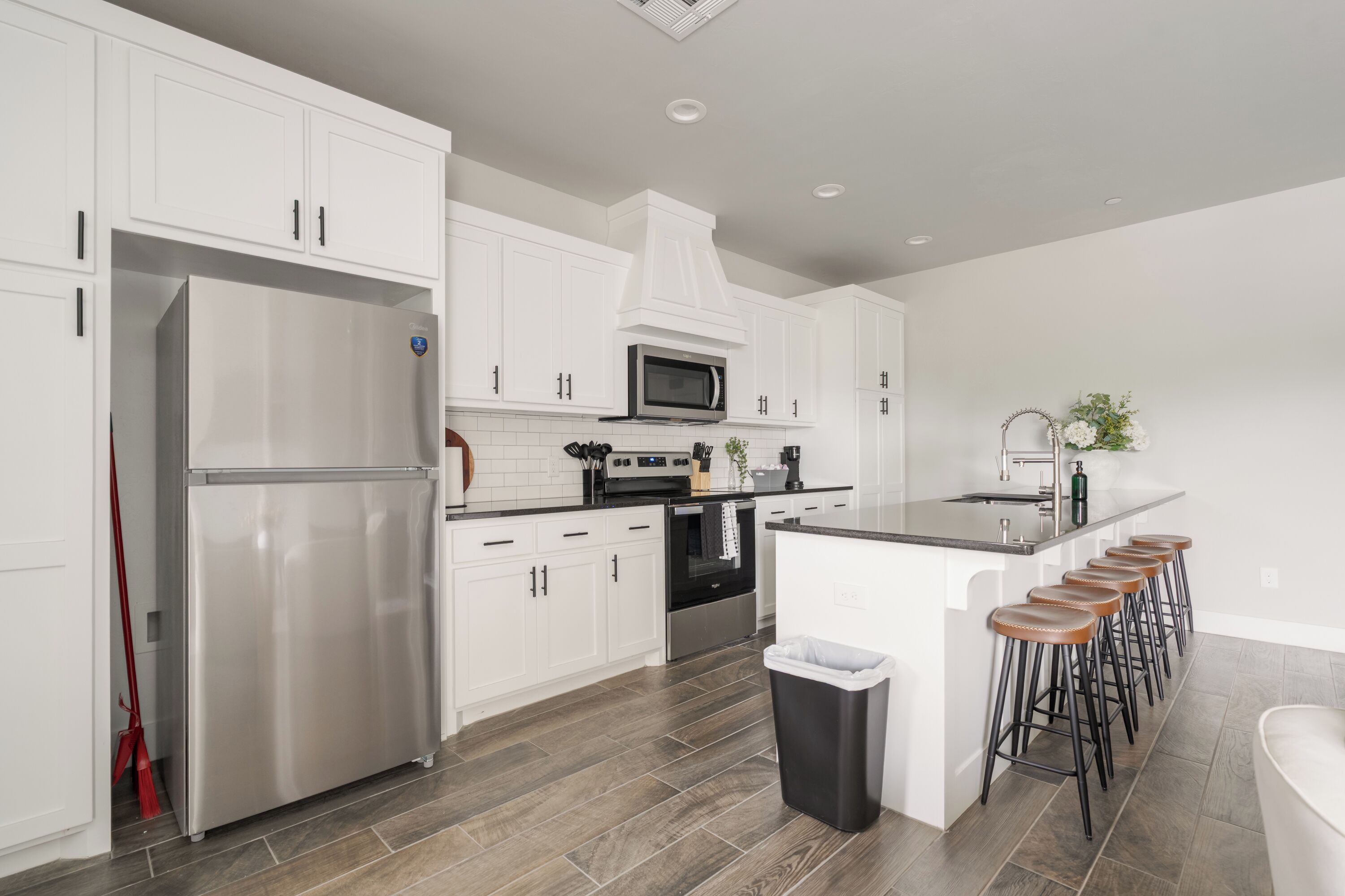 Coffee/tea maker, fridge, microwave, oven