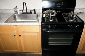 Microwave, dishwasher, blender, cookware/dishes/utensils - Superb 2-bedroom apartment with AC in vibrant Minneapolis (Minneapolis)