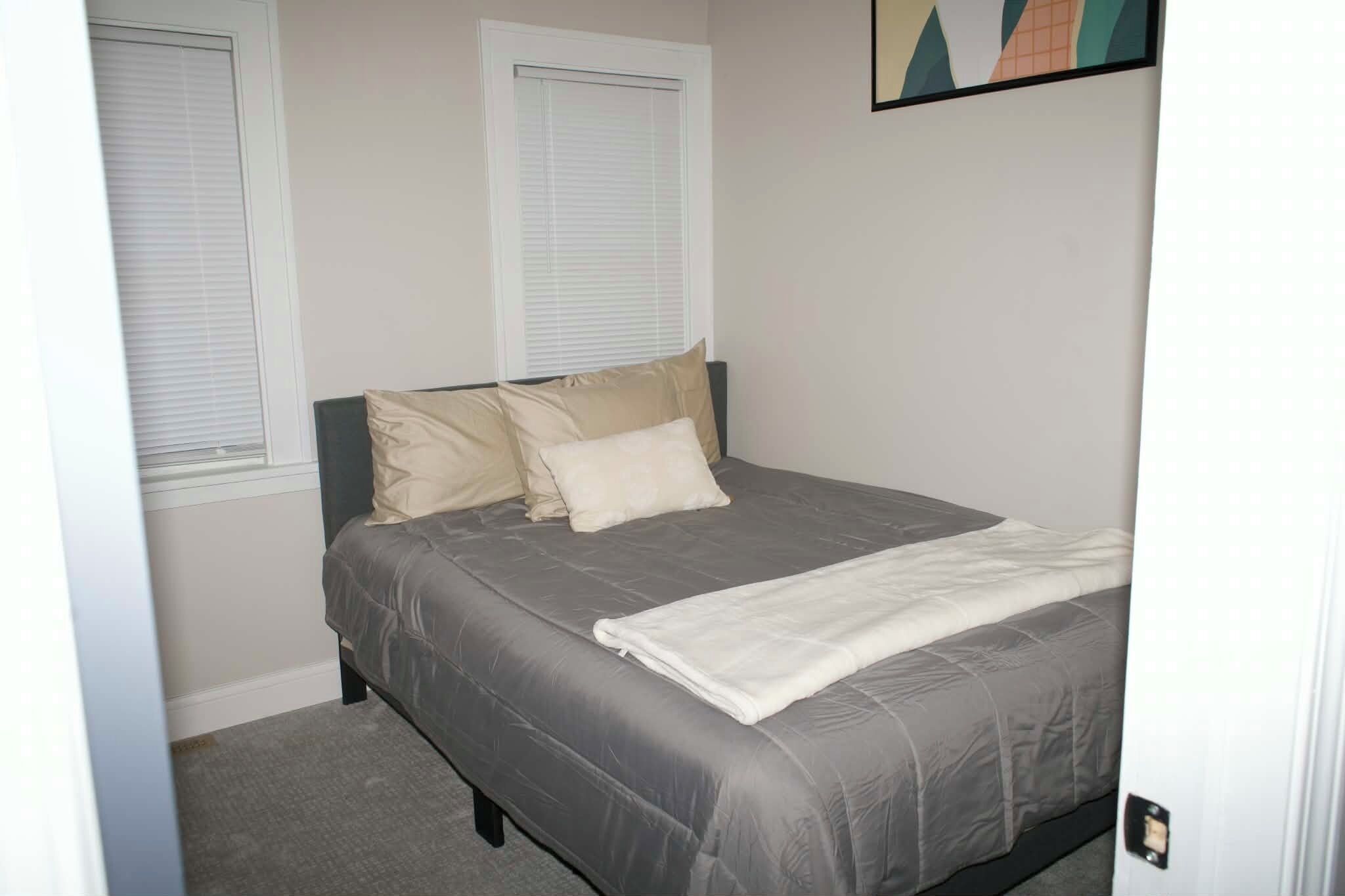 2 habitaciones, tabla de planchar con plancha, wifi y ropa de cama 