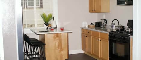 Coffee/tea maker, fridge, microwave, stovetop