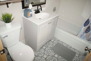 Hair dryer, towels, soap, toilet paper - Superb 2-bedroom apartment with AC in vibrant Minneapolis (Minneapolis)