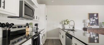 E102: 3BR near UCO | 2 King+ Private Bath Every BR