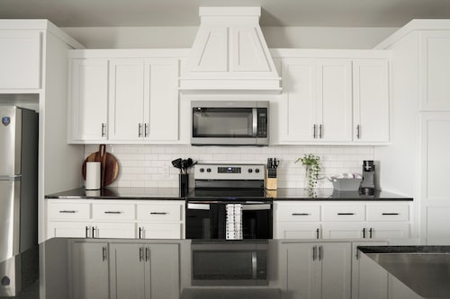 E102: 3BR near UCO | 2 King+ Private Bath Every BR
