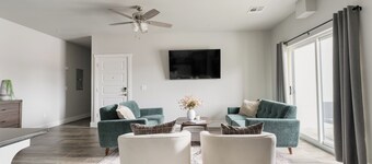E202: 3BR near UCO | 2 King+ Private Bath Every BR