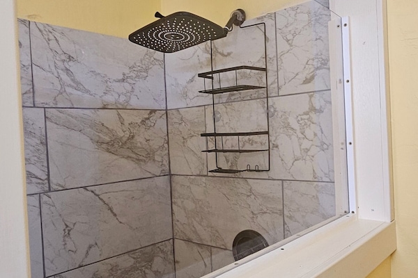 Een douche, een haardroger, handdoeken, zeep