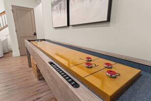 Een jeu de boules tafel met genummerde vakken en rode schijven.
