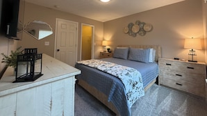3 bedrooms, iron/ironing board, WiFi, bed sheets - Walk-In Shower, Centrally Located 3 bedroom 2 bathroom (Fishers)
