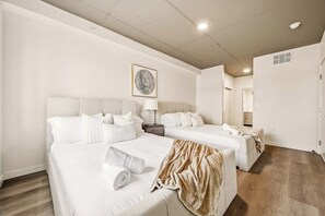 Tabla de planchar con plancha, wifi gratis, ropa de cama