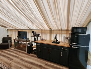 Private kitchen - Romantic 1 BR Retreat on the edge of woods with private hot tub (Madison)