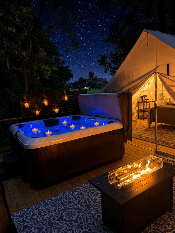 Outdoor spa tub - Romantic 1 BR Retreat on the edge of woods with private hot tub (Madison)