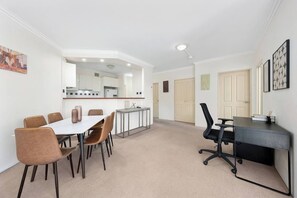 Ein modernes Interieur mit Essbereich, Küche und Arbeitszimmer.