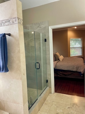Hair dryer, towels, soap - Marvelous 3-bedroom house with AC in charming Del Rio (Del Rio)