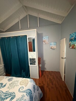 Tabla de planchar con plancha, wifi y ropa de cama 