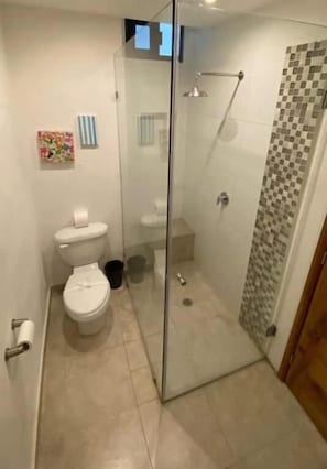 Shower, towels, soap, shampoo - El Jardin de Los Aluxes (Isla Holbox)