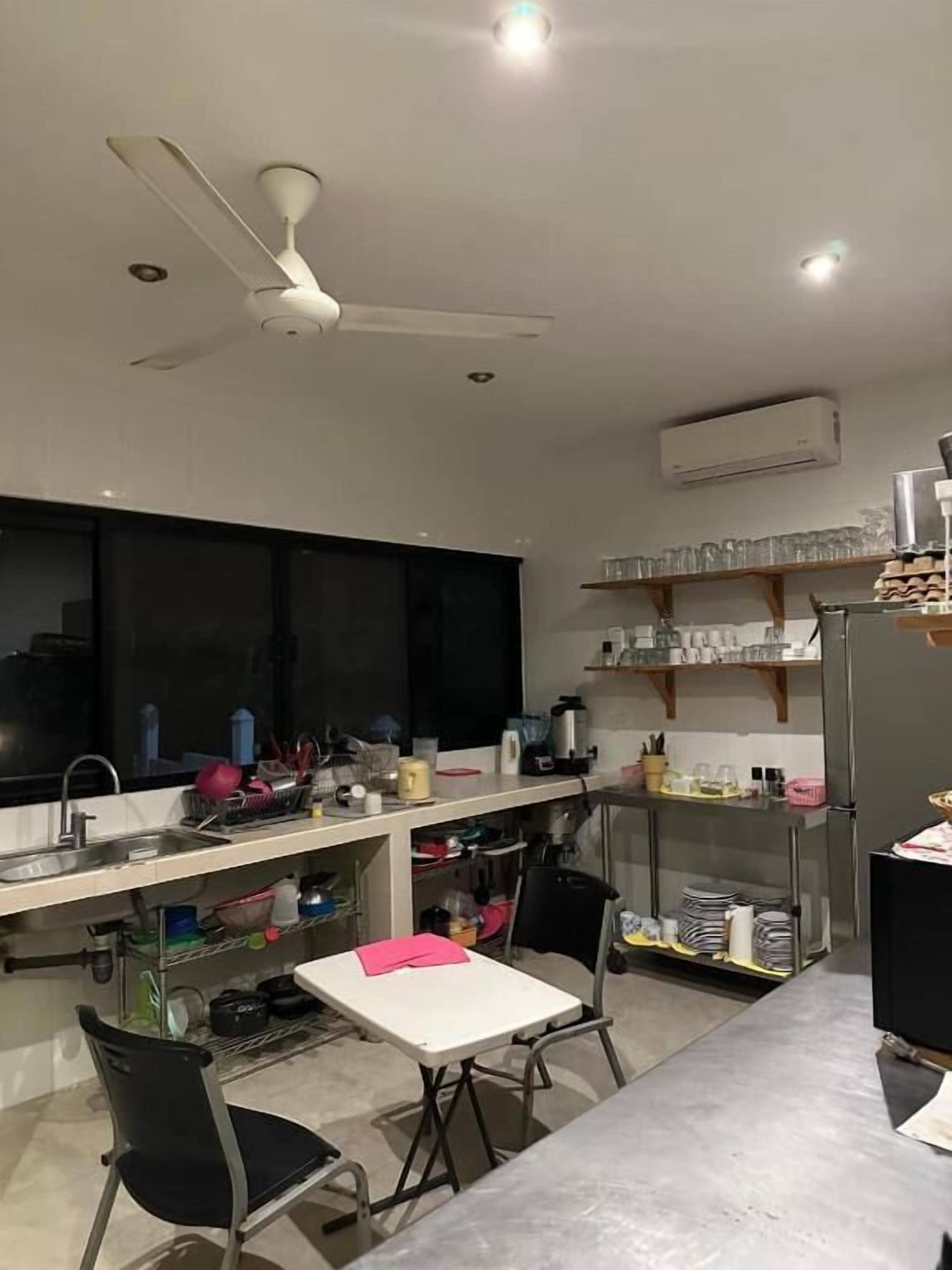 Frigobar, microondas y utensilios de cocina 