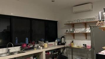 Frigobar, microondas y utensilios de cocina