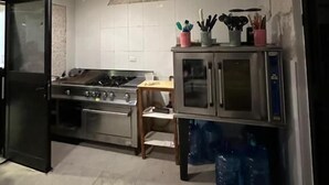 Una cocina con estufa a gas, horno, microondas y armarios.