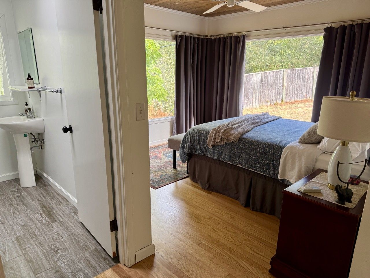 Desk, iron/ironing board, WiFi, bed sheets
