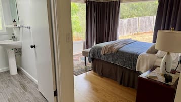 Desk, iron/ironing board, WiFi, bed sheets