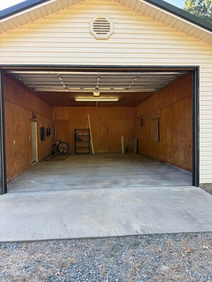 Eine Garage mit Betonboden, Holzwänden und einem Metalldach.
