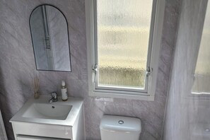 Bathroom - 3-Bed Caravan - Sleeps 8 - Free Parking - Balcony (Skegness)