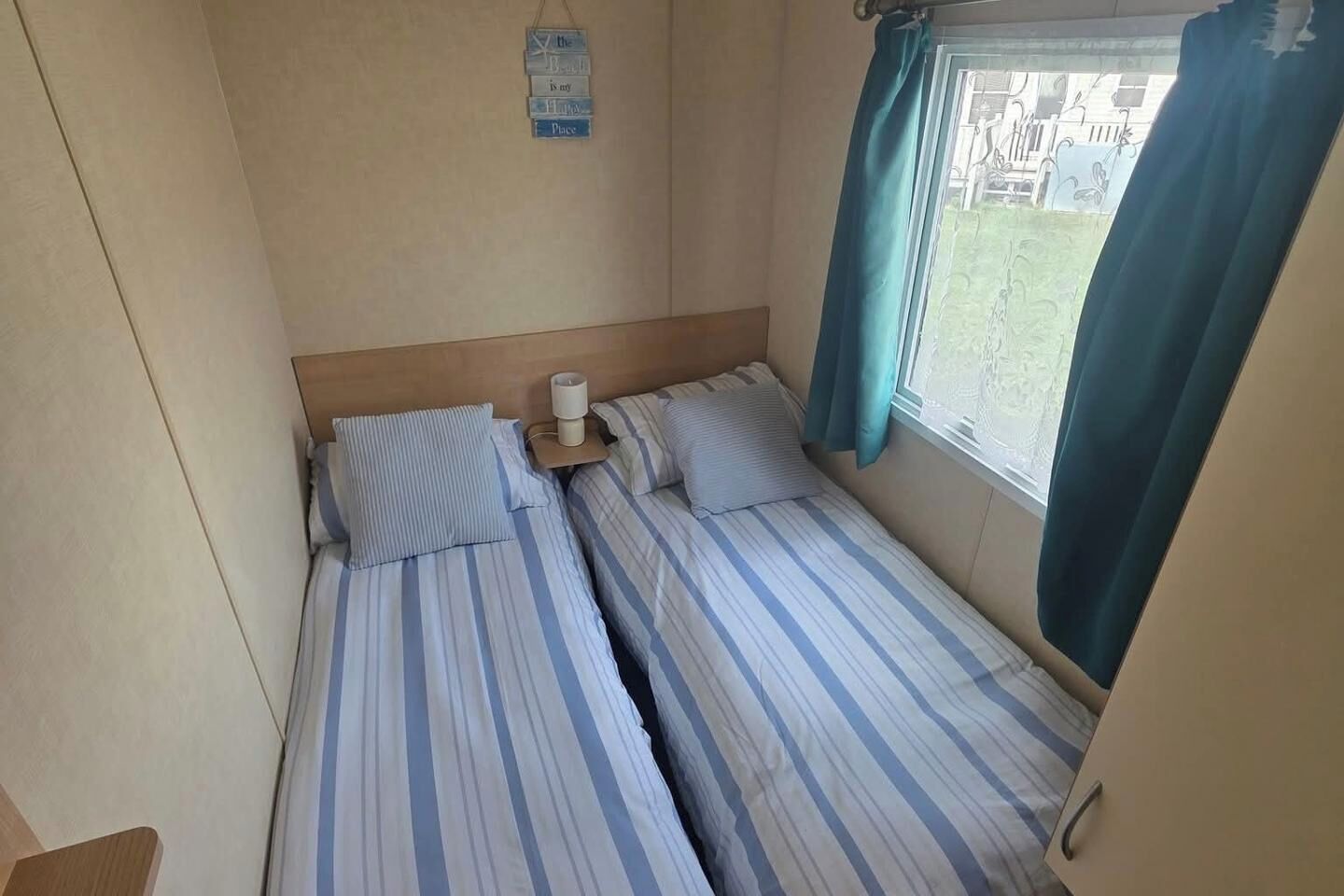 Tabla de planchar con plancha, wifi, ropa de cama