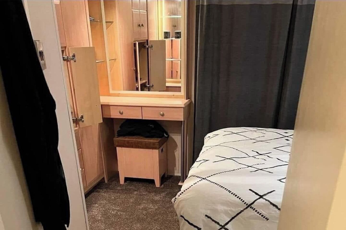 Iron/ironing board, WiFi, bed sheets