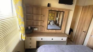 Tabla de planchar con plancha, wifi y ropa de cama