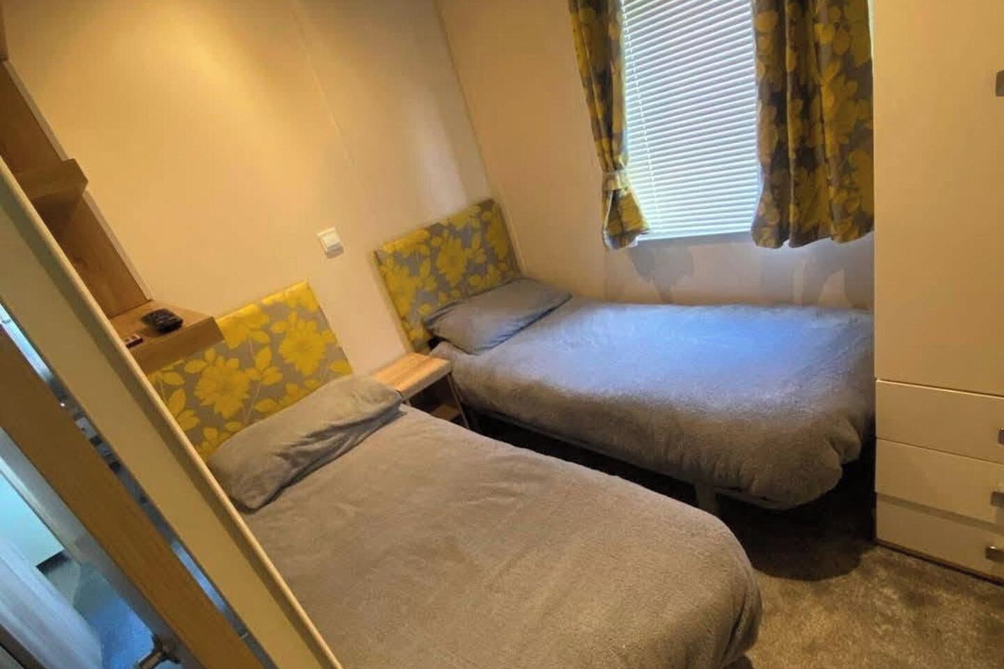 Tabla de planchar con plancha, wifi y ropa de cama 