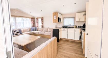 3 Bed Caravan - Sleeps 8 - Free Parking