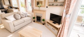 Tattershall Lakes - Hot Tub - Sleeps 6 - Pets