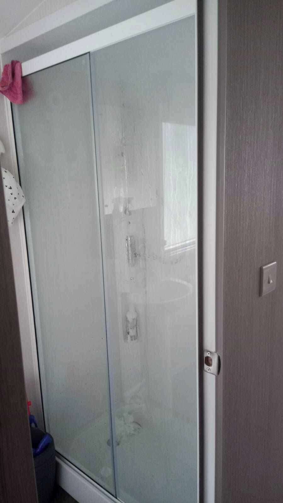 Une pièce dotée d’une porte-fenêtre coulissante donnant accès à une salle de bain.