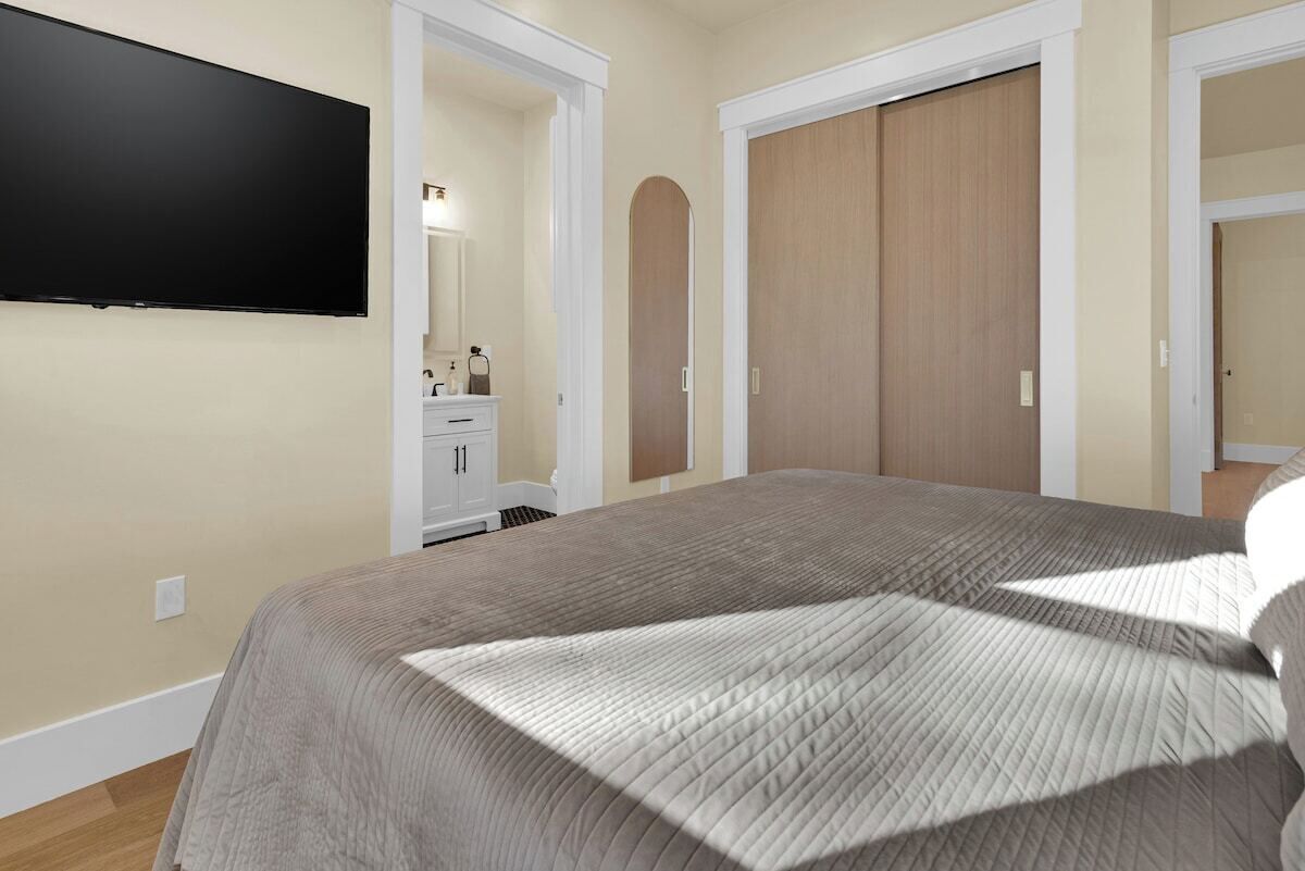 Iron/ironing board, travel crib, WiFi, bed sheets