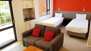 Casa geminada executiva, 2 quartos, vista para o pátio | Ferros/tábuas de passar roupa, Wi-Fi de cortesia