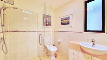 Casa geminada executiva, 3 quartos, vista para o pátio | Banheiro | Chuveiro, secador de cabelo, toalhas de banho, sabonete