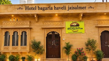 Hotellin julkisivussa on kyltti, jossa lukee: »Hotel Bagaria Haveli Jaisalmer» ja »Ilmastoidut ja ei-ilmastoidut huoneet saatavilla».