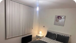 Room - Apartment Sleeps 4 with Parking (Birmingham)