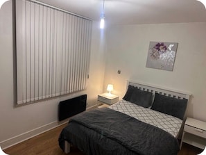Room - Apartment Sleeps 4 with Parking (Birmingham)