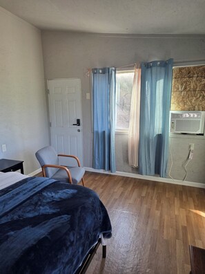 Iron/ironing board, WiFi, bed sheets - Cozy 1-bedroom cabin in beautiful Kelso with AC (Kelso)