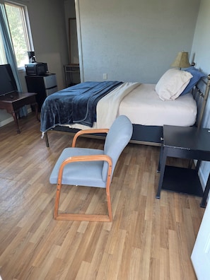 Iron/ironing board, WiFi, bed sheets - Cozy 1-bedroom cabin in beautiful Kelso with AC (Kelso)