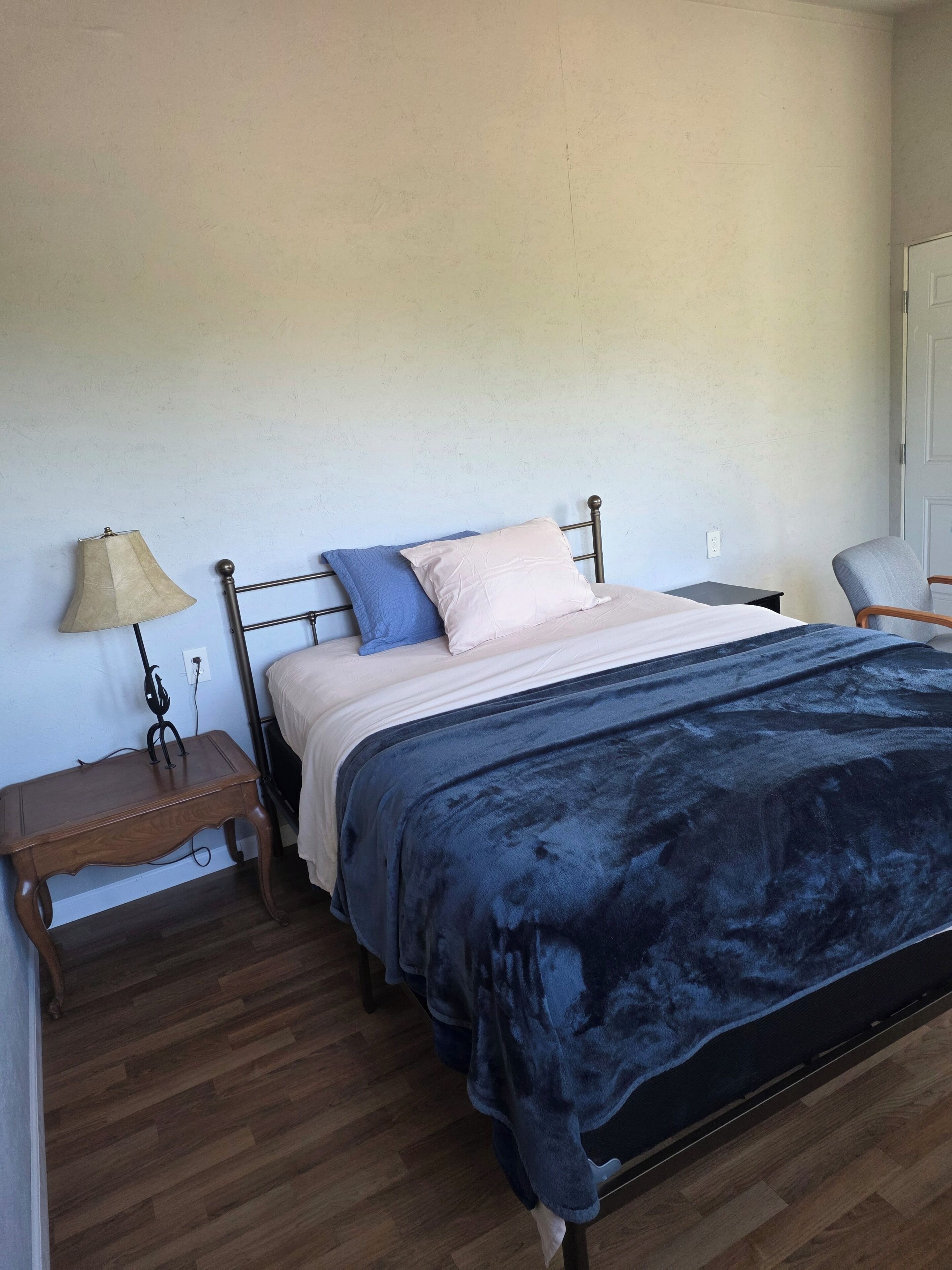 Iron/ironing board, WiFi, bed sheets