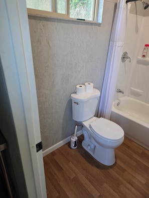 Ein Badezimmer mit Toilette, Bidet und Badewanne.