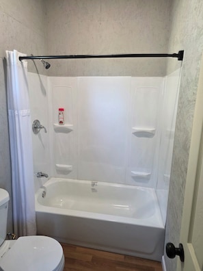 Hair dryer, towels, soap, toilet paper - Cozy 1-bedroom cabin in beautiful Kelso with AC (Kelso)