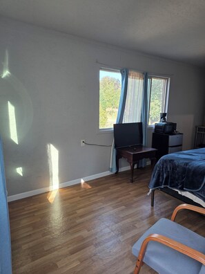 Iron/ironing board, WiFi, bed sheets - Cozy 1-bedroom cabin in beautiful Kelso with AC (Kelso)
