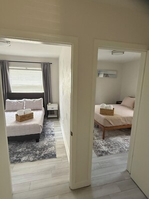 Een bureau, een strijkplank/strijkijzer, gratis wifi, beddengoed
