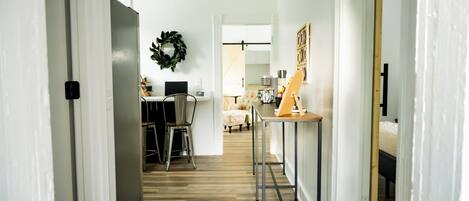 2 habitaciones, tabla de planchar con plancha, wifi y ropa de cama