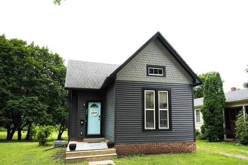 Cozy 2 bedroom home centrally located in Macomb! Family & pet friendly!