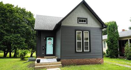 Cozy 2 bedroom home centrally located in Macomb! Family & pet friendly!