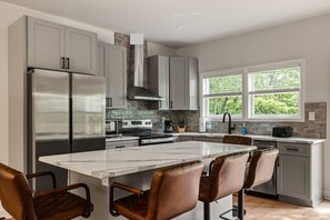 Private kitchen - Bob`s Hilltop Paradise (Helen)